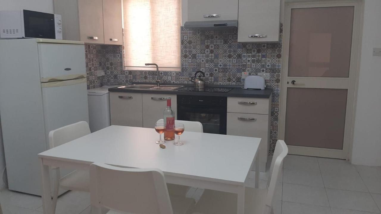 Your Basic Lodging Gozo Marsalforn Extérieur photo